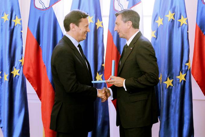 Predsednik republike na posebni slovesnosti v Predsedniški palači vročil državno odlikovanje Marcu Lecourtu